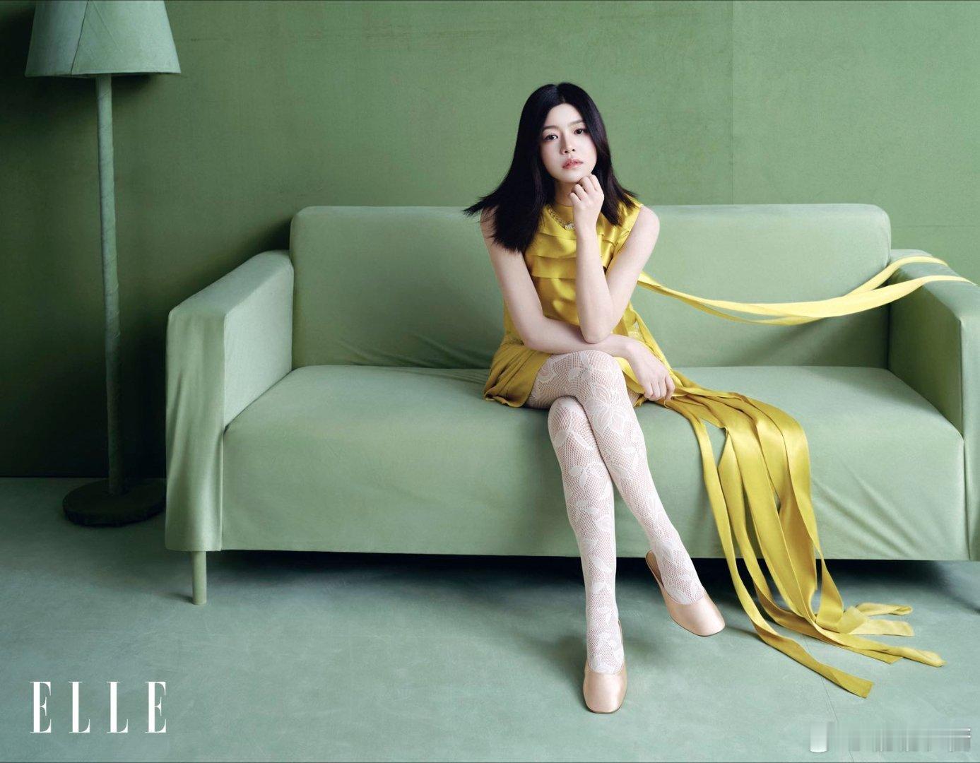 陈妍希粉蕾丝裙漾着春日心事，颈间几何项链是凝固的星河。墨发与缎面共舞，黄绸垂落如