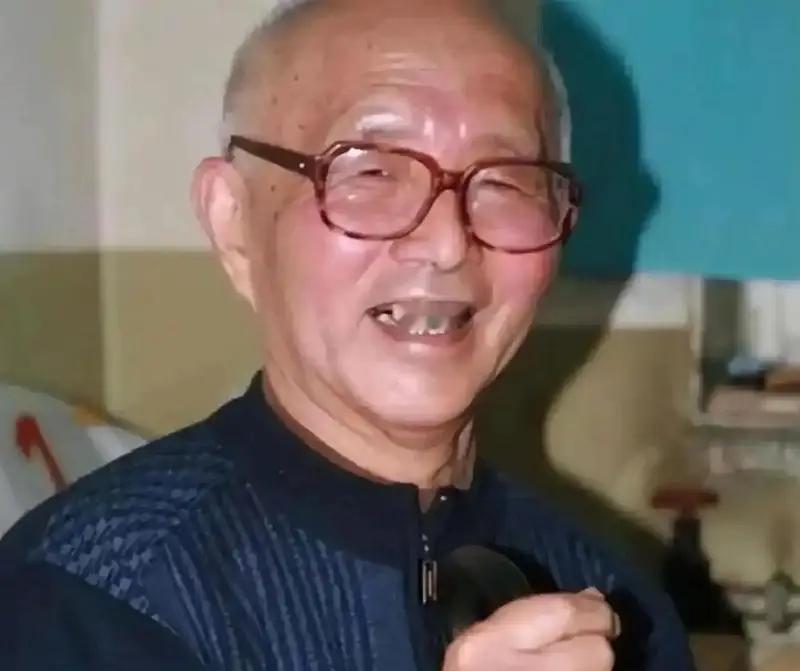 33岁的军长刘志丹被营长史泽波一挺机枪打死，9年后被俘时，老红军们一眼认出他，刘