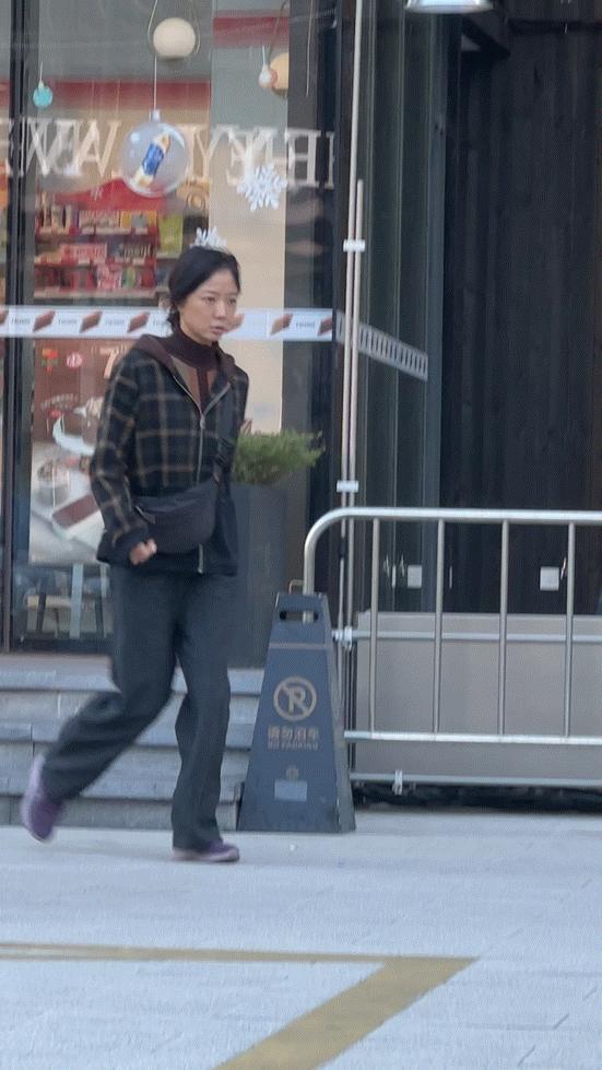 没认出来是王珞丹路人偶遇王珞丹新剧《狂花》拍摄，看到视频的时候我直接惊呆，这谁能