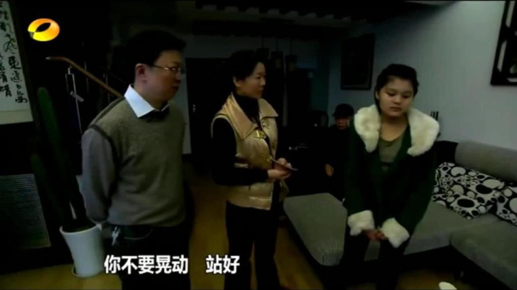 变形计: 自残女饭桌一碗菜扣父亲头上: 你咋还不死！爸爸当场哭了