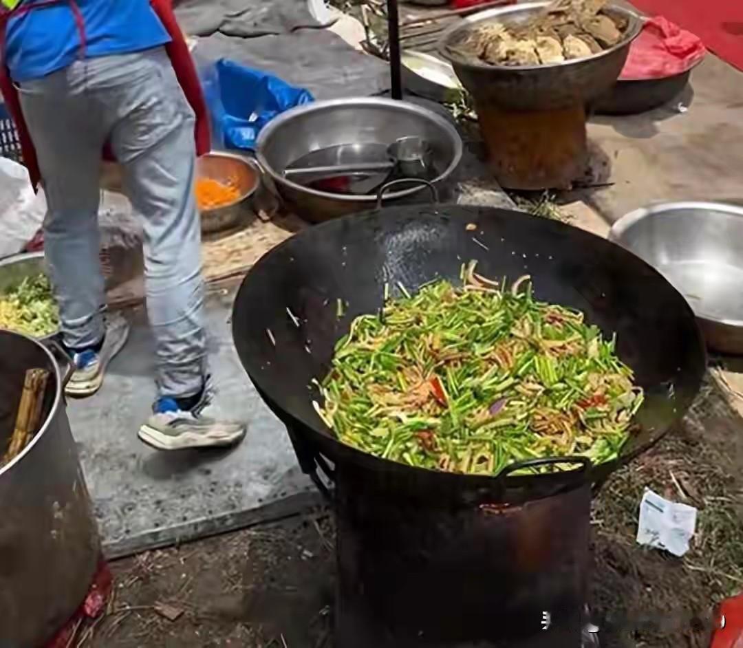 “人情薄过纸！”广西，有一位老人去世了，远在外地的儿子回老家为去世的老父亲办理丧