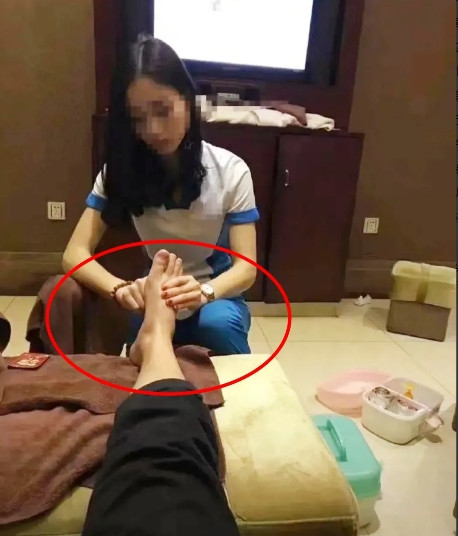 上海，一务工男子苦追按摩店女子，多次追求未果。当女子诉苦“信用卡要逾期”时，