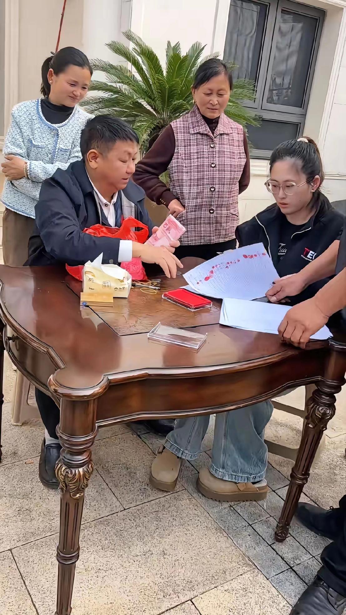 4月1日，王传福的哥哥、比亚迪副总裁王传方亲自回老家安徽无为，没有前呼后拥的排场