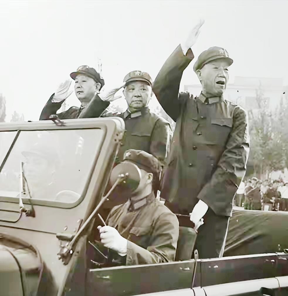 1986年8月16日，乌鲁木齐军区举行“三战”军事演习，时任乌鲁木齐军区司令员肖