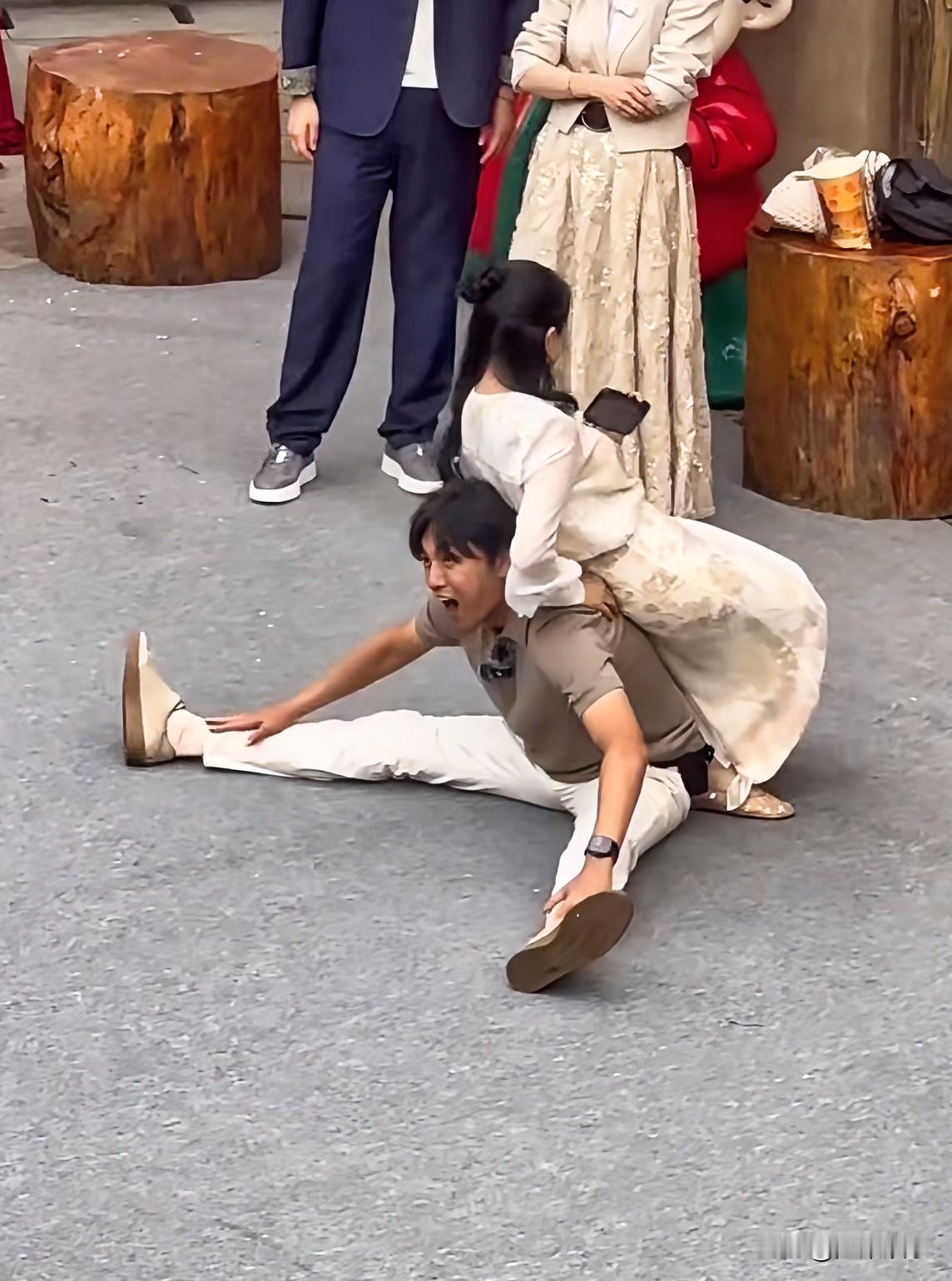 伊姐在粉丝一声声的打气中迷失自己一屁股坐了下去，秦昊难以置信的感觉要问