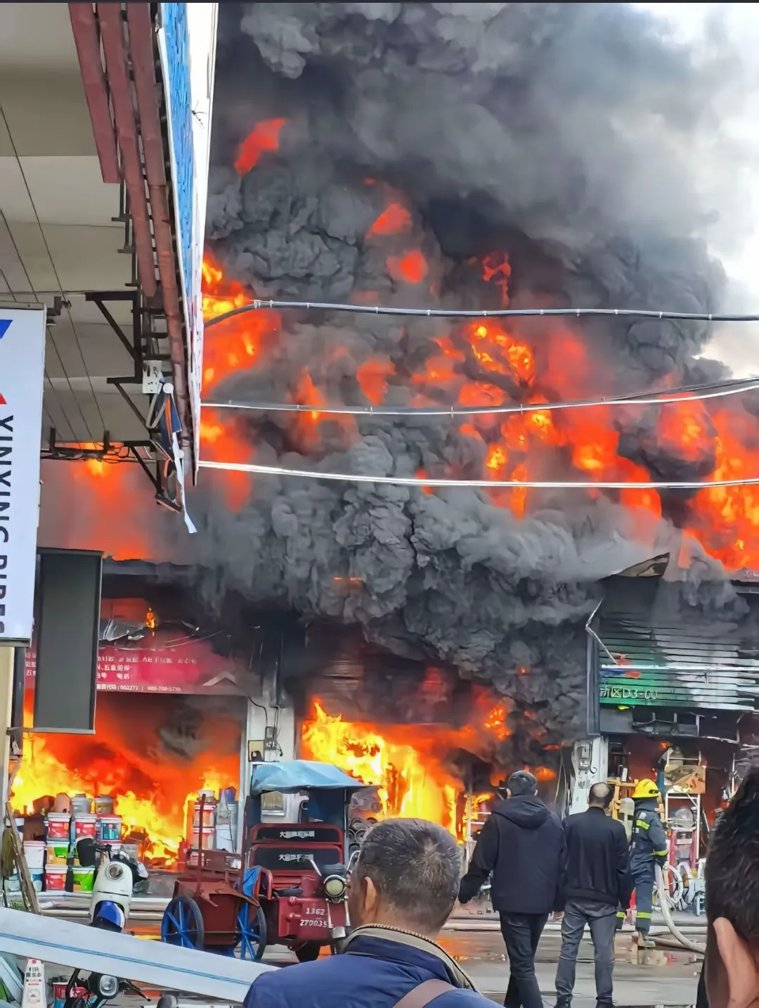 昨天，武汉烽火五金水暖市场突发大火，多家商铺未能幸免于难。现场火势凶猛，商家们