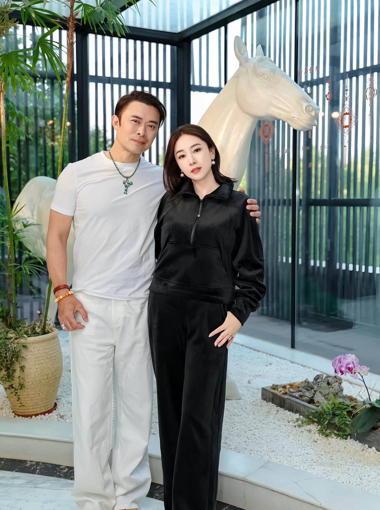 这对夫妻仅差9岁，又是把老婆宠成“两代人”的感觉。樊少皇与妻子贾晓晨合影，这对