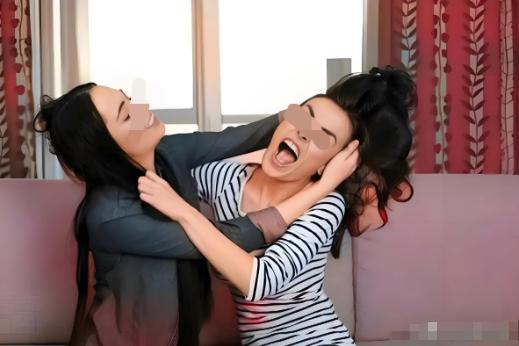 贵州六盘水，一名怀孕女子找上门情人家中，恰逢情人妻子在家。女子告知对方自己怀了其