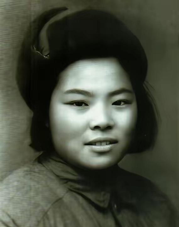 谢上珍，1929年出生，浙江余姚人。中国共产党党员，志愿军第20军教导团文化