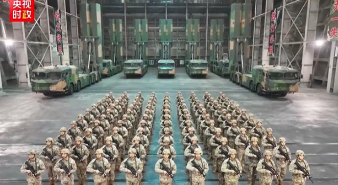 七辆东风100发射车同框，而且导弹都是竖起待发射状态以前过年前都哭穷现在