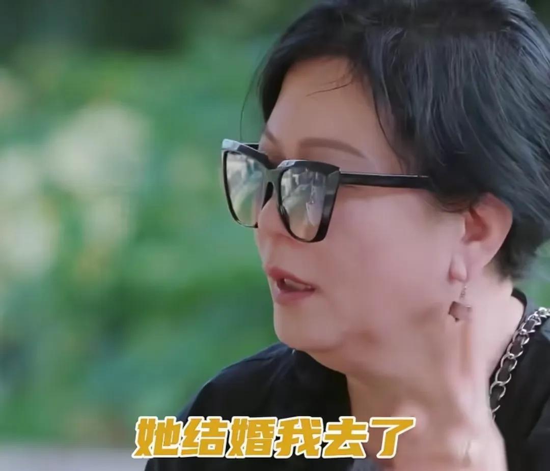 李嘉格妈妈在节目中直接情绪崩溃，妈妈说李嘉格结婚的时候，婆婆不让她去接自己的爸爸