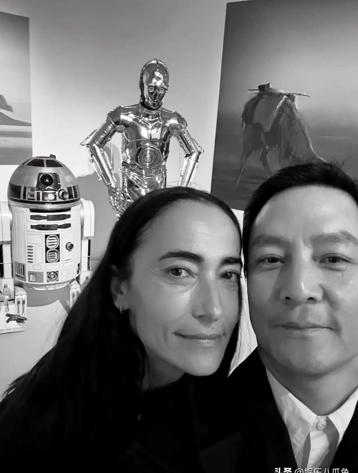 吴彦祖发了张中秋合照，顺带撕开了中年婚姻的真实底裤。全素颜出镜的Lisa眼角下垂，没打光没滤镜，连口