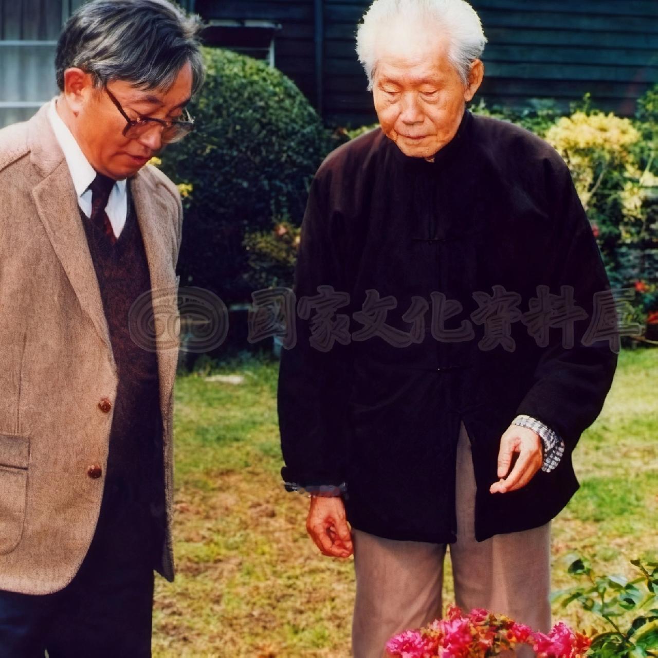 1989年，孙立人将军在小院中，一张罕见的留影，此时的他已经是一个风烛残年的老人