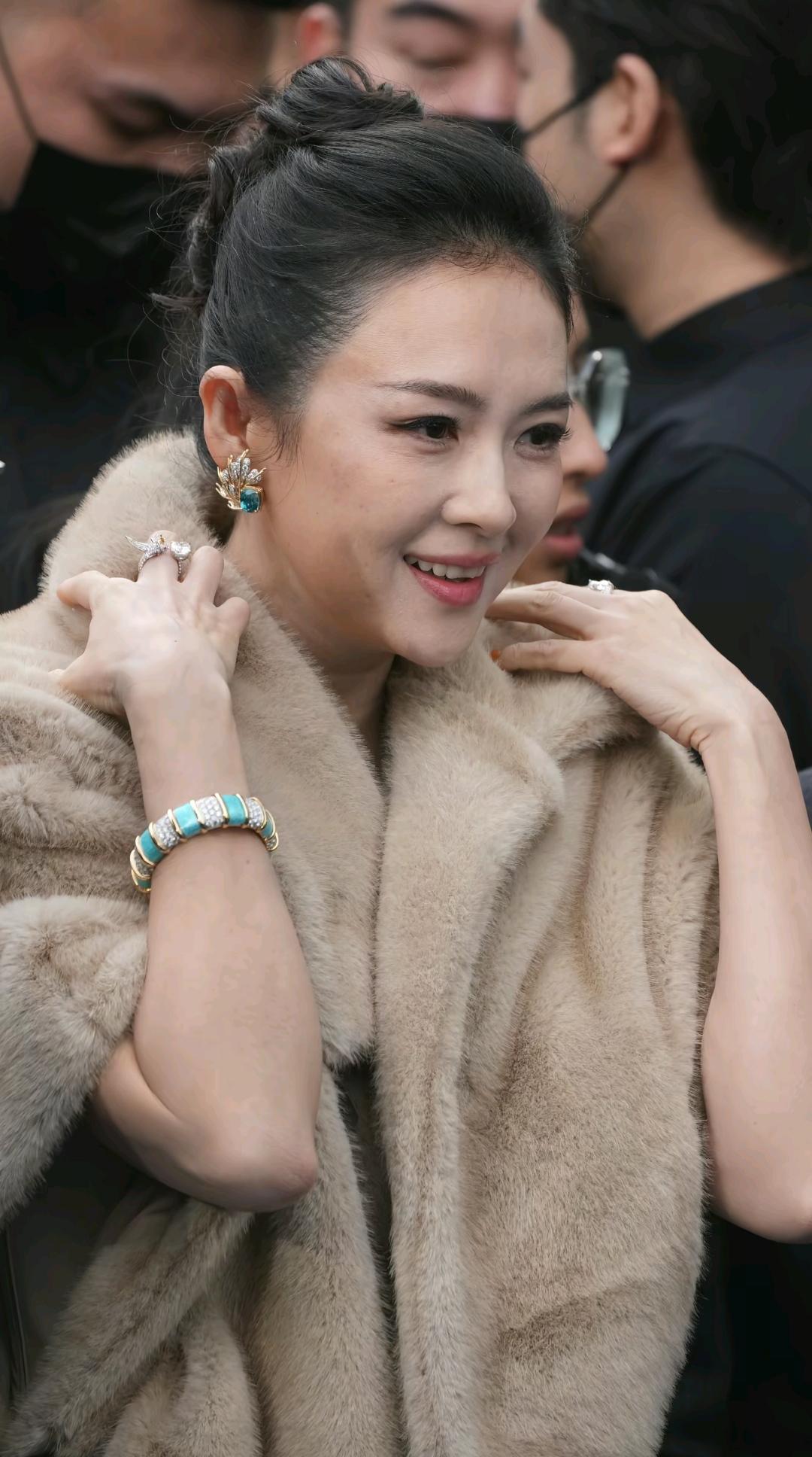 47岁的章子怡胖了，脸圆了，身材也没以前苗条了。章子怡最近出席活动，大家发现