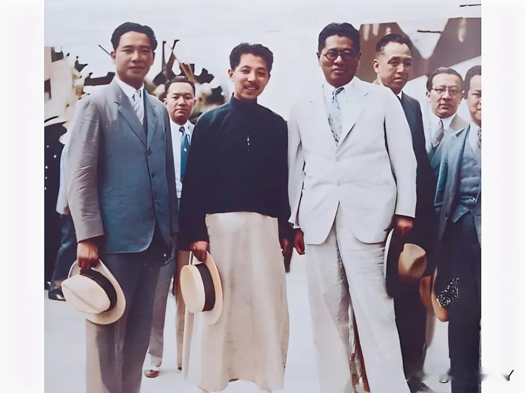 一张老照片，拍摄于上世纪30年代的北平，大家看看手上拿着帽子的这三人是谁！这才是