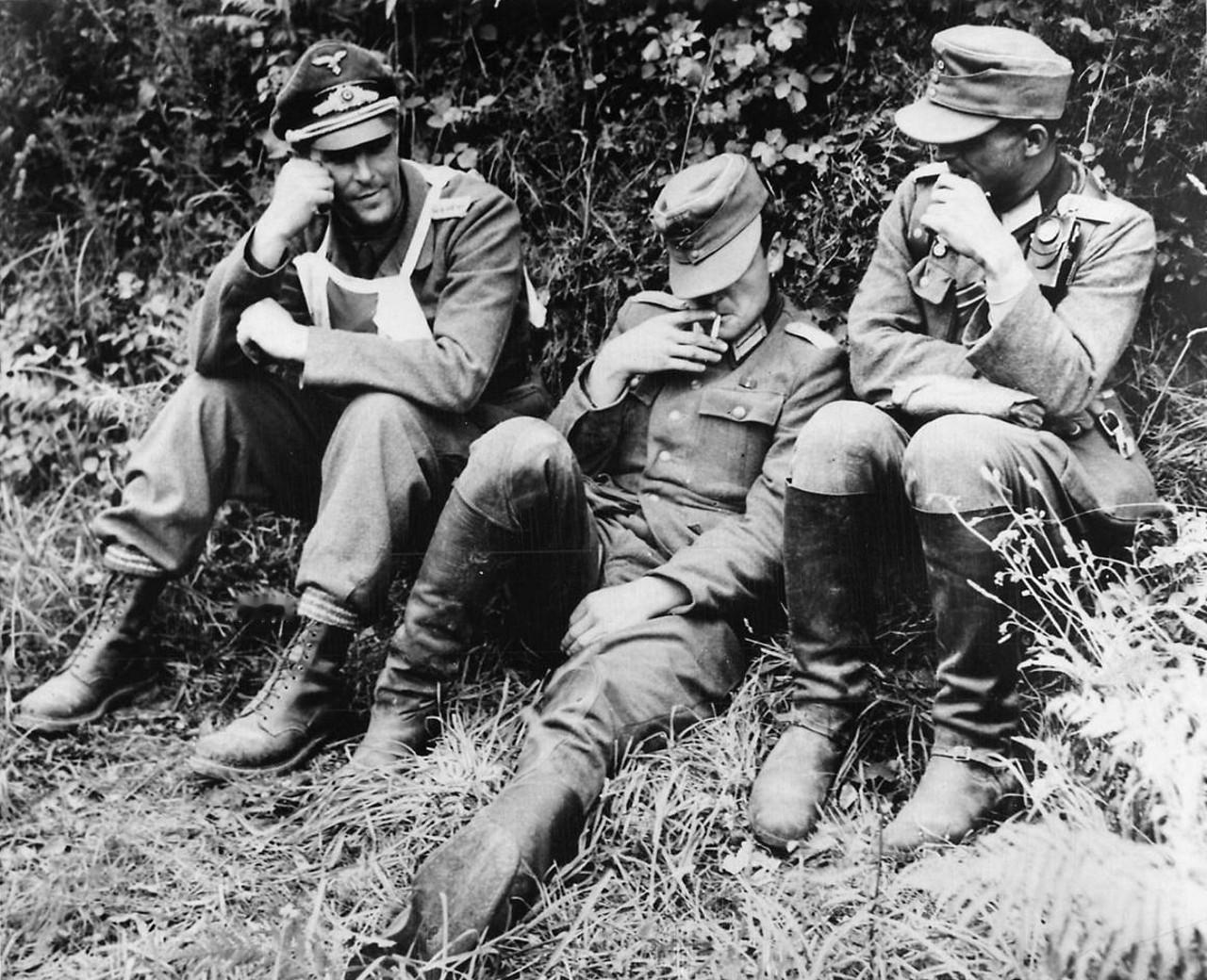 1944年，法国，诺曼底，卡尼希地区。几名被盟军俘获的德军军官们，神情颓唐，席地