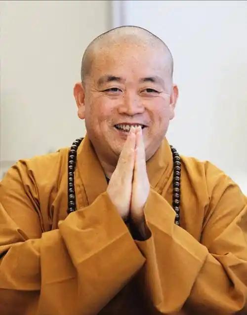 据说一夜之间，释永信书法价格暴跌99.99%，曾经5000万天价字画沦为废纸。比