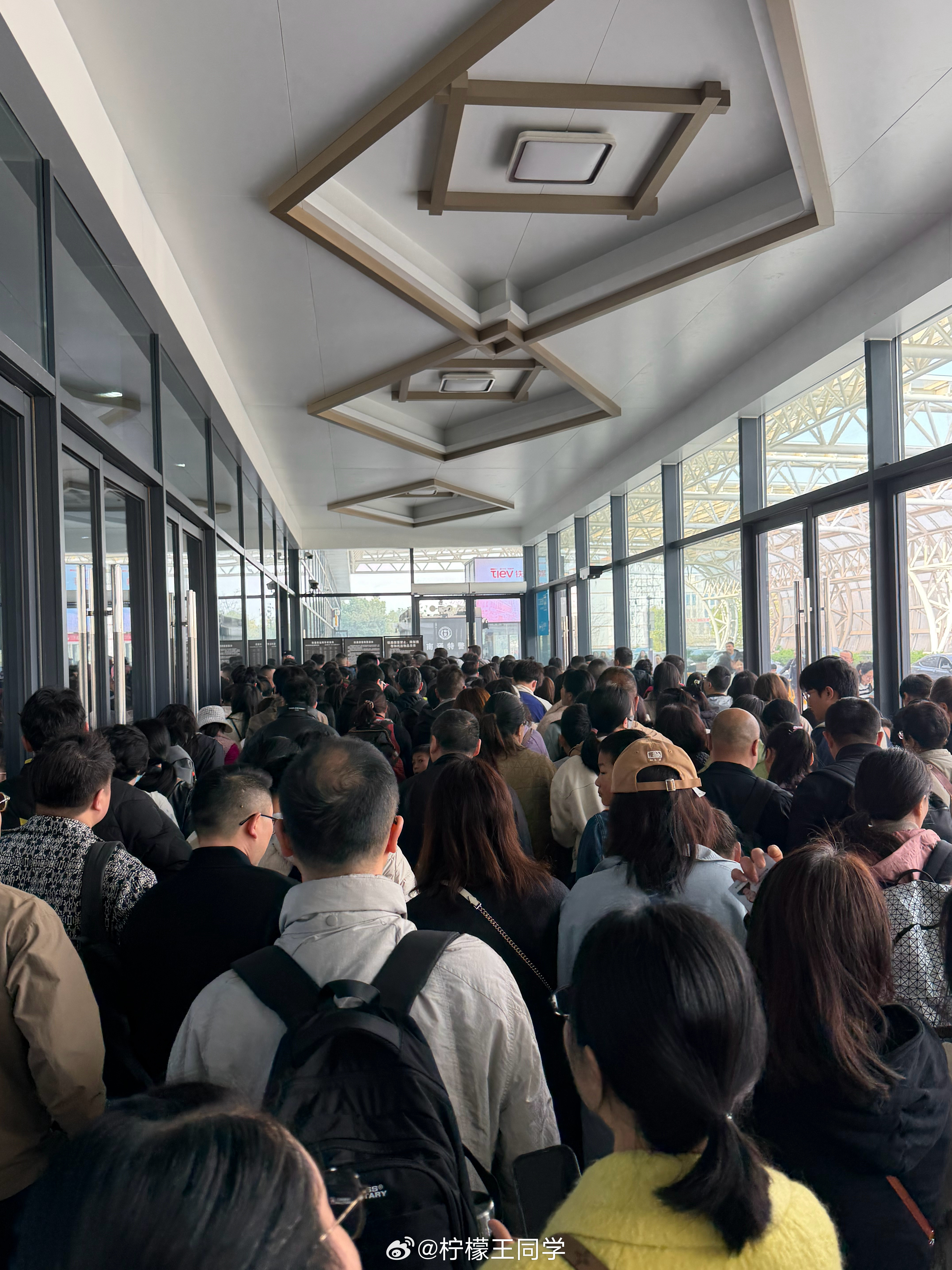 南通开始放春假，南通西站是一点预案不做，高铁站挤满了人，然后直接开放“绿色通道”