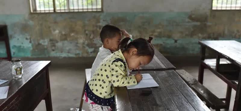 感觉如今的学校太缺乏人情味了！20多年前，老教师退休，学校会给他们买一些纪念