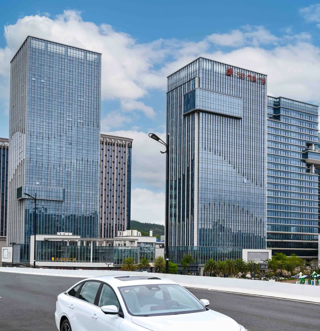 2025年车险使用攻略：1，与别车碰撞修车费2000以下，建议使
