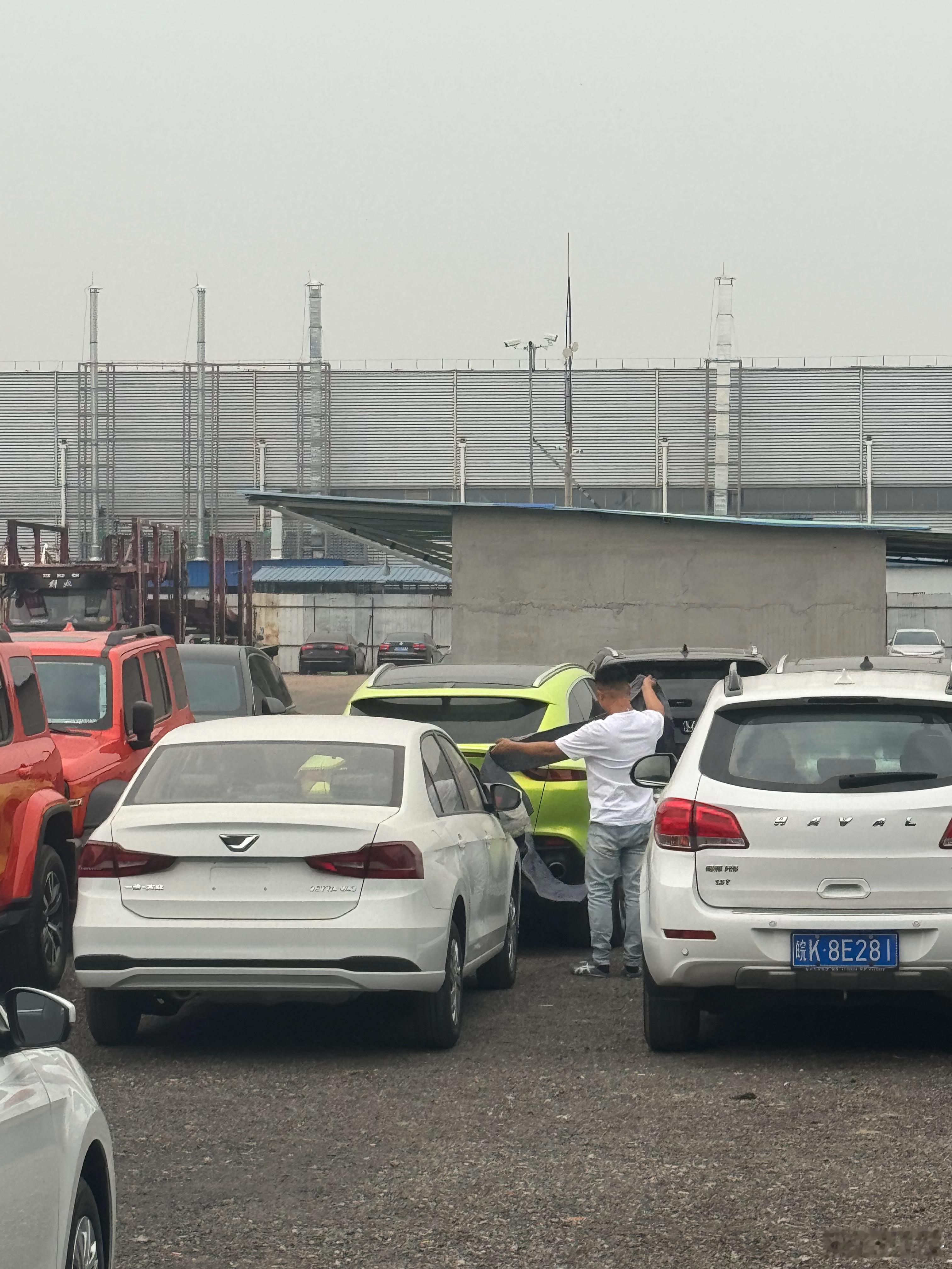 我的陆巡从拉萨运到北京了来取车，说今天又要下冰雹，现在天已经阴了物流公司老板有点