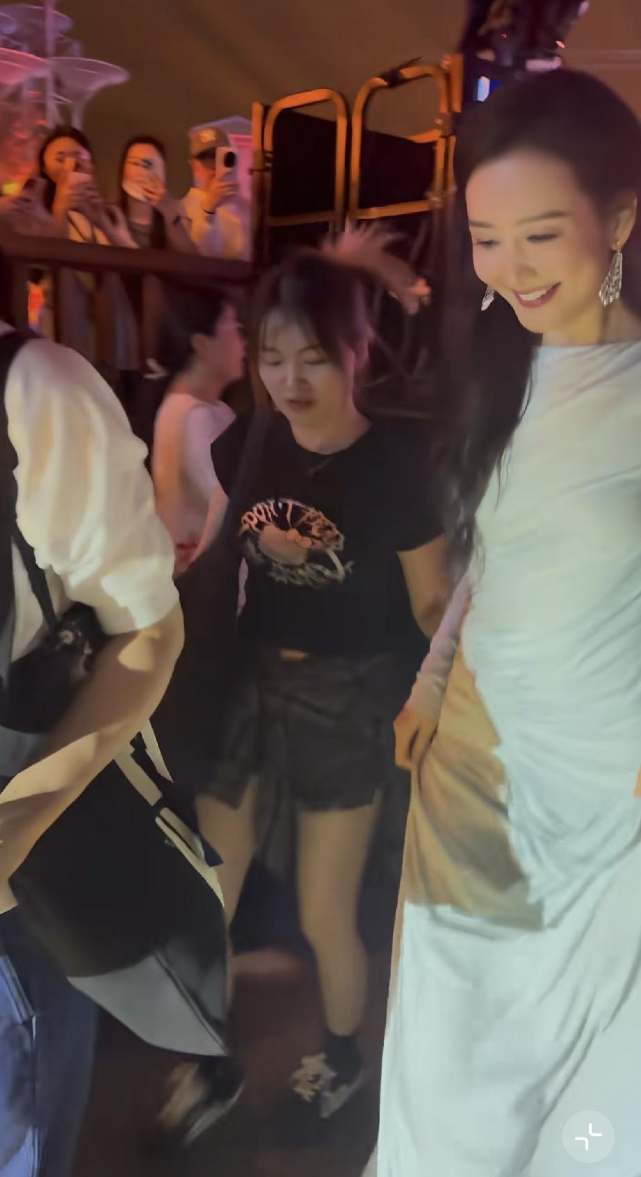 8月4日晚上，王鸥在无锡禅意小镇录制完央视七夕晚会后下班，路人镜头下的她浓妆艳抹