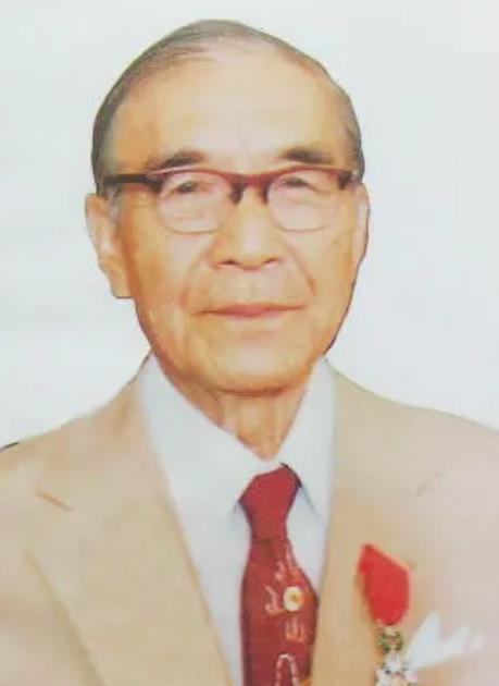 有天，85岁的邝安堃喝迷糊了，把家里23岁的小保姆当成了自己老婆，抱着说：“我好