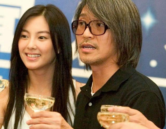 2006年，19岁的张雨绮在肯德基做兼职。一天一辆大奔直接将她带到酒店的房间，一