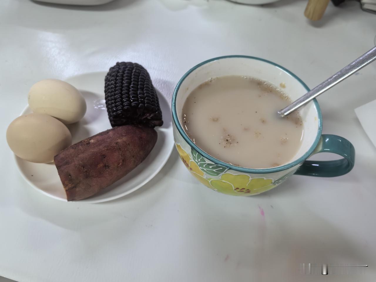 下了早自习，乖乖听话不乱跑，在办公室吃早餐：鸡蛋、红薯、黑玉米和山药粉。刚查