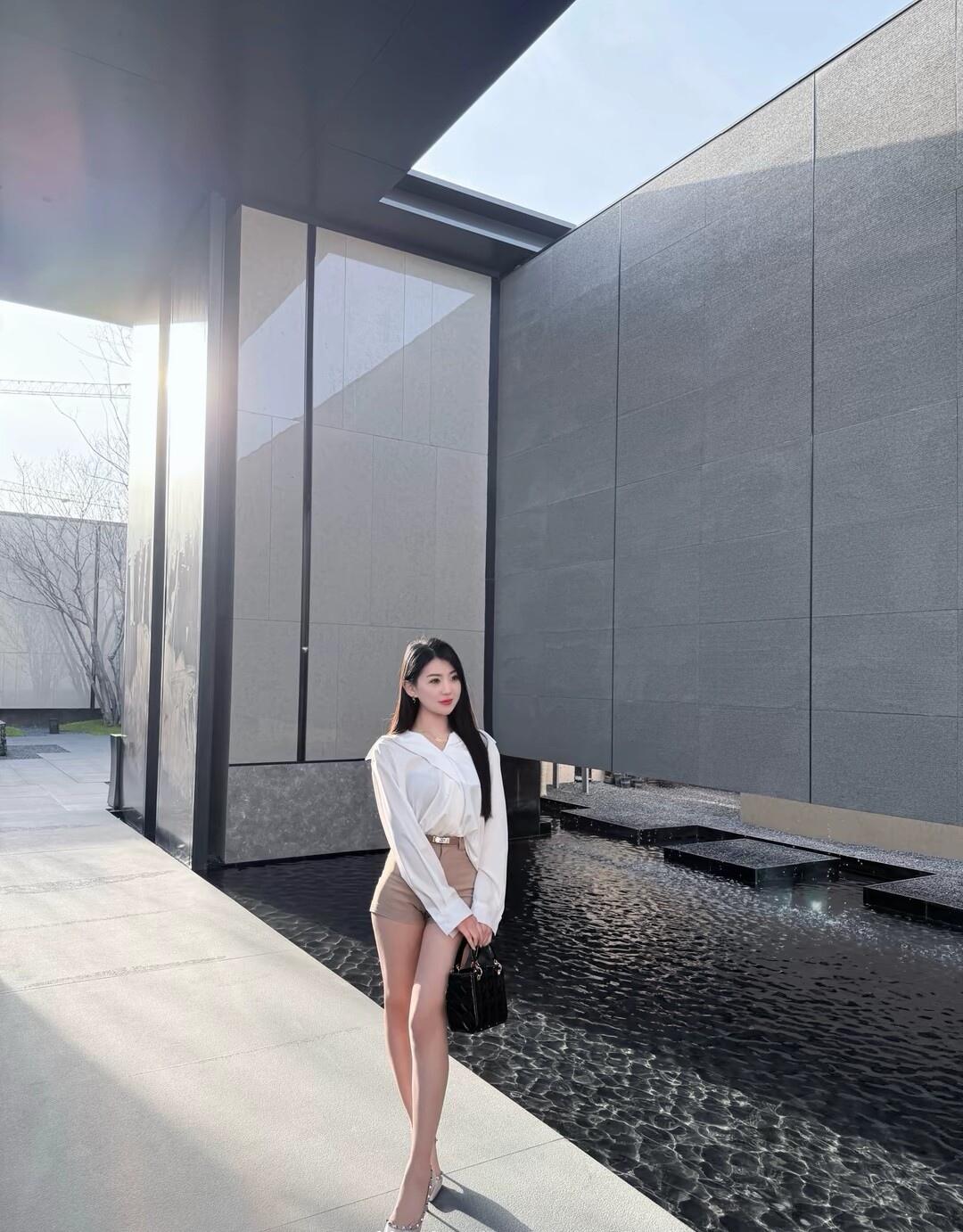 优雅气质,现代建筑下的时尚穿搭