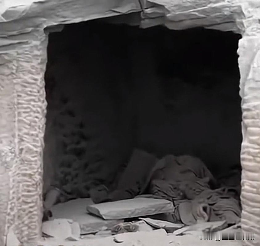 重庆悬崖崖洞内发现干尸，网友从现场几个细节，纷纷一起推测死者死因……1、崖