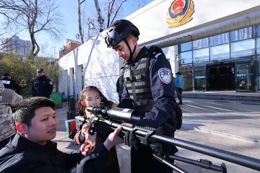 一位外国博主被一则中国视频感动到落泪！这位外国博主看到一则中国视频，视频里一个