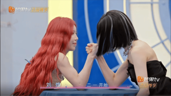 代斯庄法掰手腕把桌子掰歪了代斯徐梦洁庄法浪姐三大金刚芭比代斯遇到庄法终于遇到了对