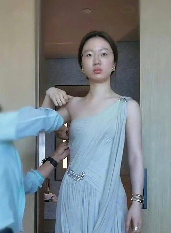 单依纯公开自己的素颜，真人看起来并不漂亮，嘴巴确实很奇怪，感觉还不如普通人好看，