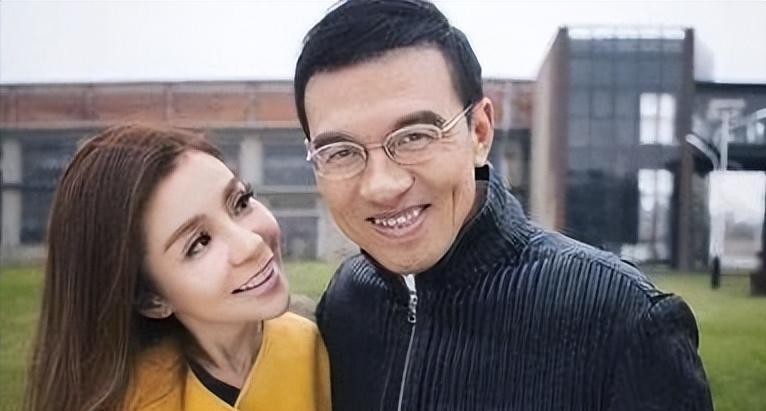 2004年，王志鼓起勇气向朱迅求婚，朱迅没想到他会突然求婚，一时愣住了，脱口而出
