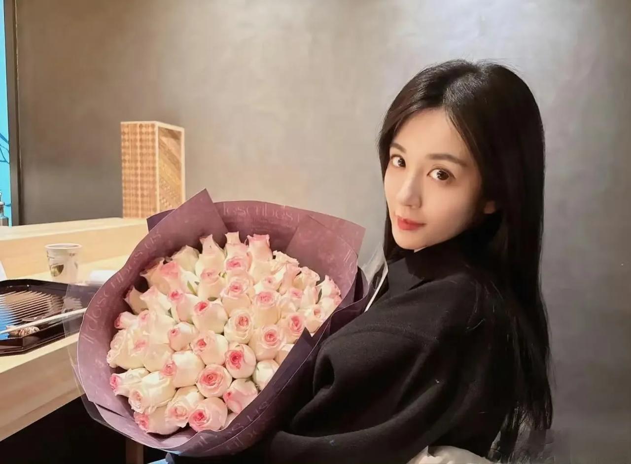 喜讯传来！演员俞灏明与王晓晨甜蜜官宣婚讯！5月17日，俞灏明在微博晒出钻戒与十指