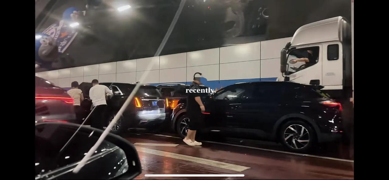 上海长兴岛隧道，多车追尾！假期开始即结束？谨慎驾驶，安全第一呀！