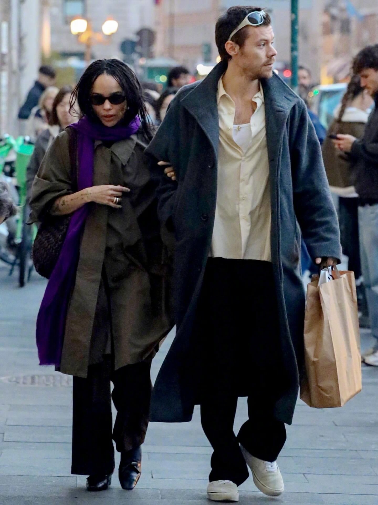 被称为“PR情侣👫”的哈卷HarryStyles和ZoëKravit