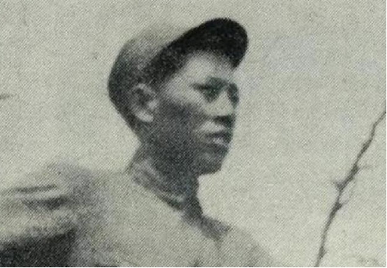 1942年，海匪孙二虎与陶勇洗澡后，突然有人匆忙塞给孙二虎一封信，由于不识字，他