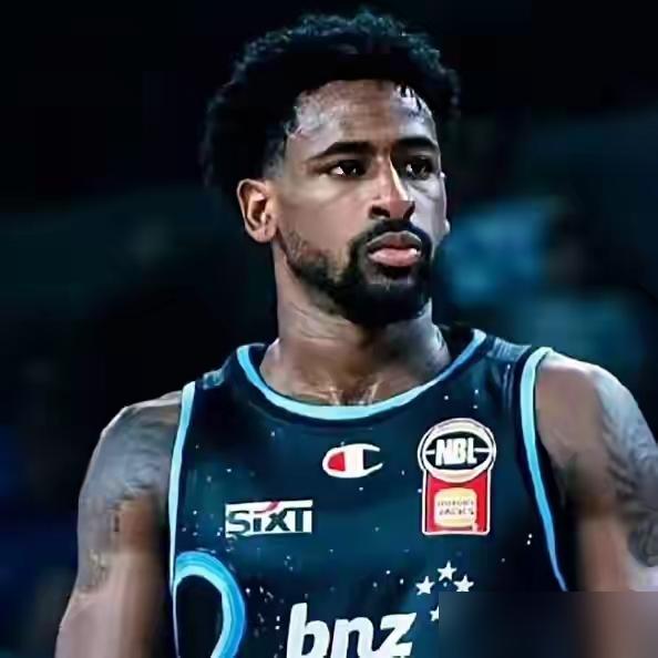 别信什么“四外援”就能翻盘。辽宁这场球，输不起。乌戈接手后，进攻确实活了。打