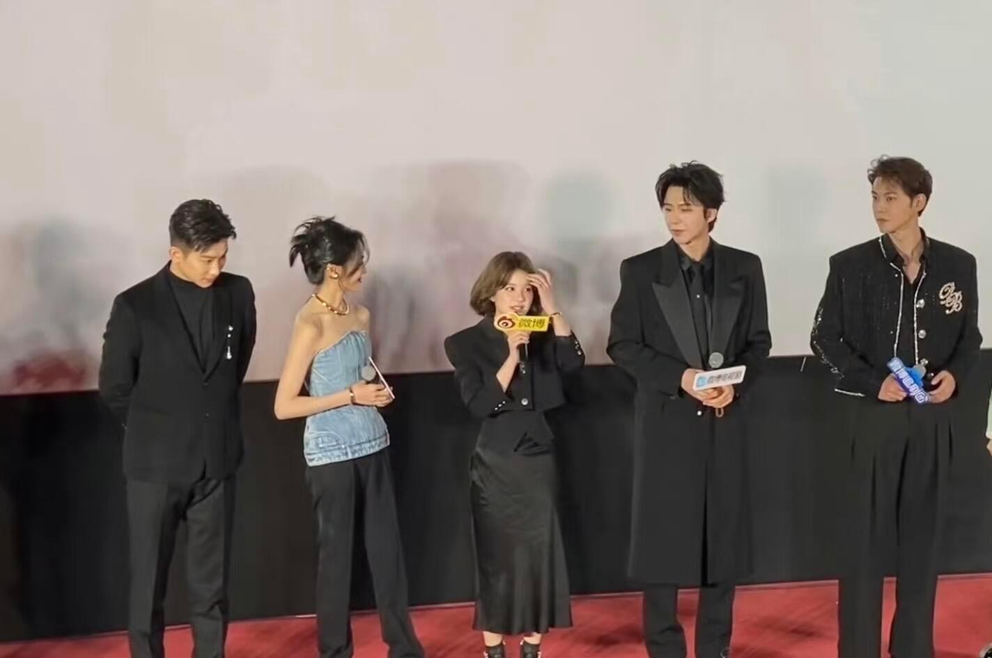 赵露思到底多高？穿着高跟鞋在人群里也是凹下去的那一个，她的真实身高让人好奇。