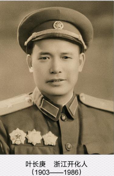 1946年，解放军为投诚的2000土匪设宴接风。席间，匪首脱下大衣，顺手挂到墙上