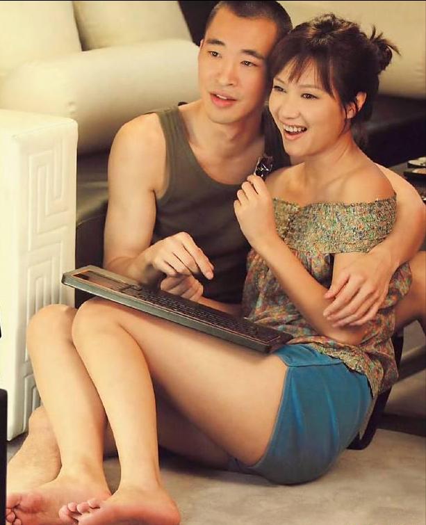 难怪她定居美国8年都不愿回国了！和男友黄立行在美国超市被偶遇，相恋16年仍甜蜜，