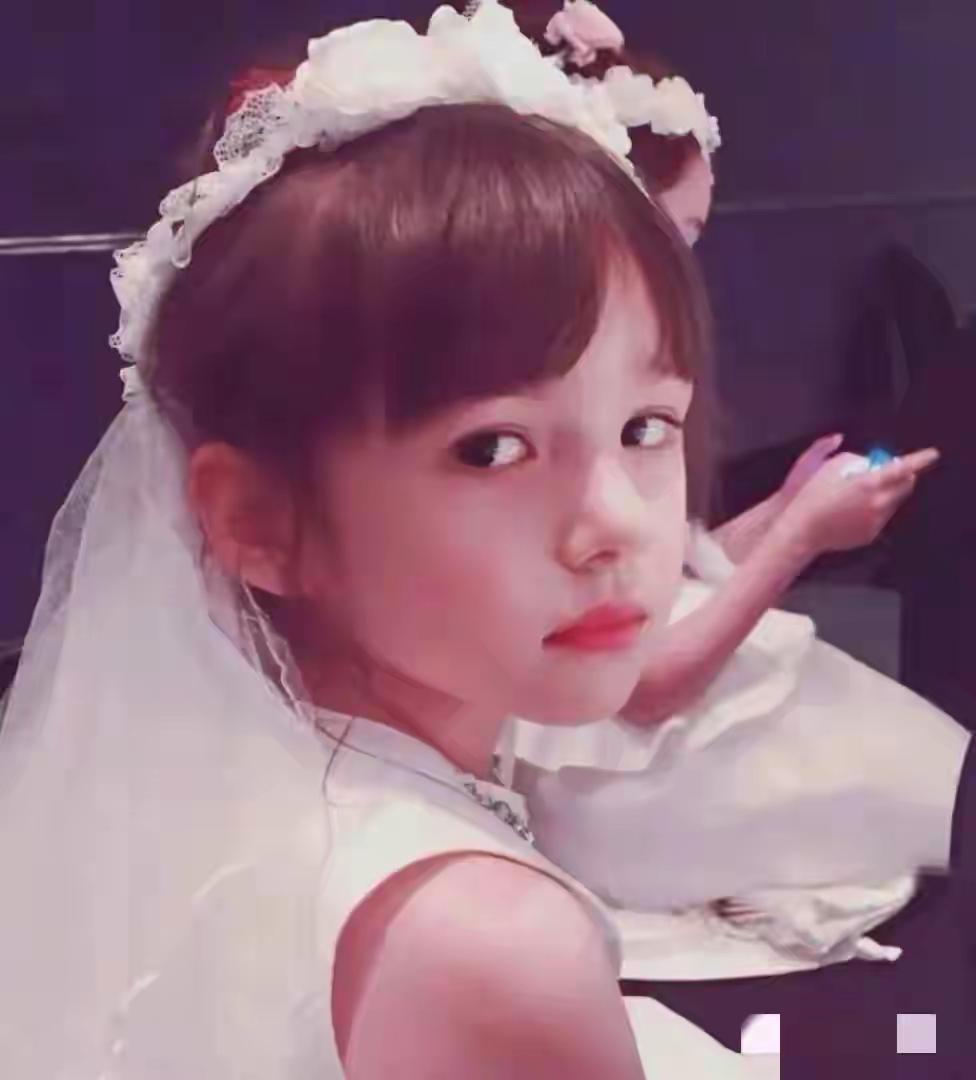 姜文的女儿从小就天生丽质，如今她当妈了，她的好基因没有浪费。