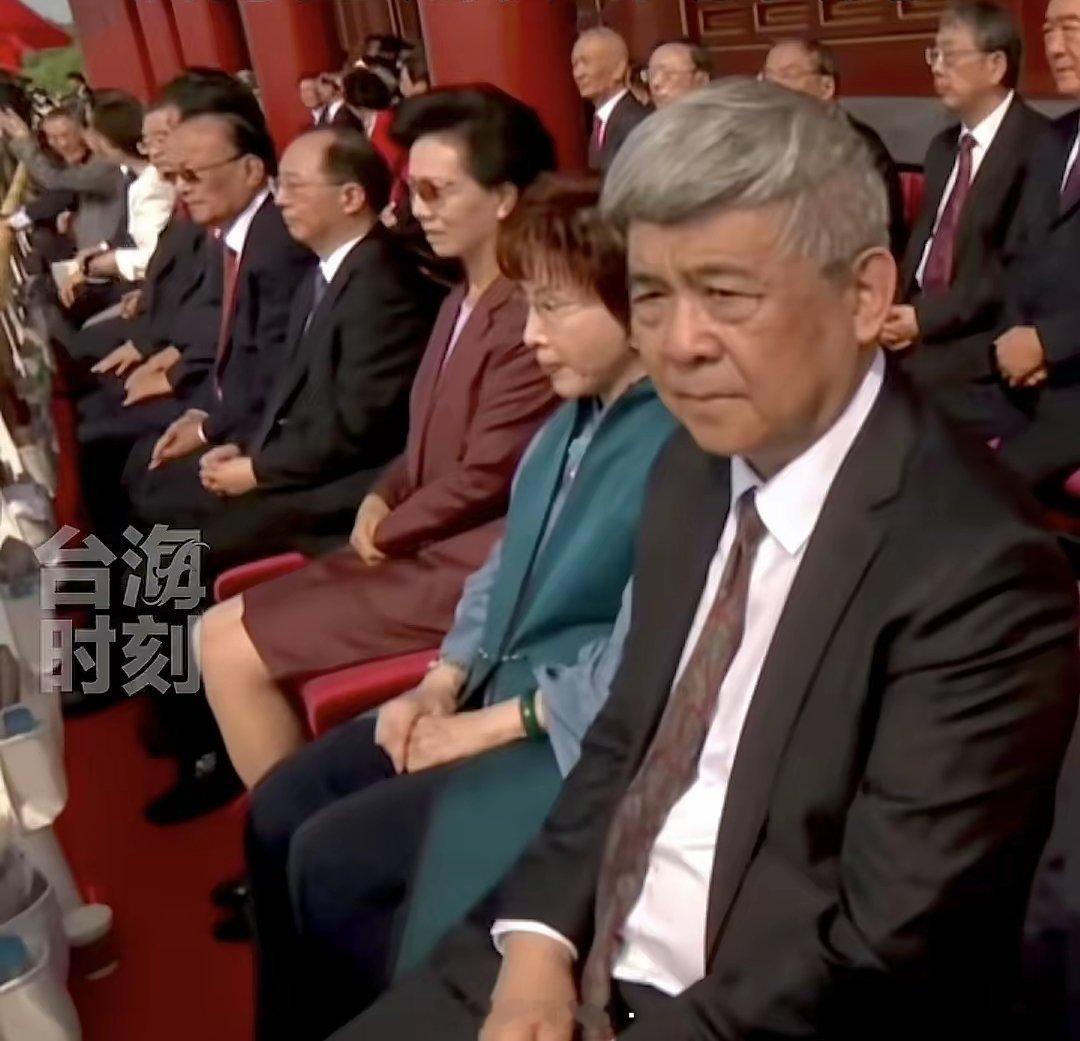 洪主席的座位非常靠前，紧挨着副国级领导，体现出我们对她极高的的礼遇，而且还特意让