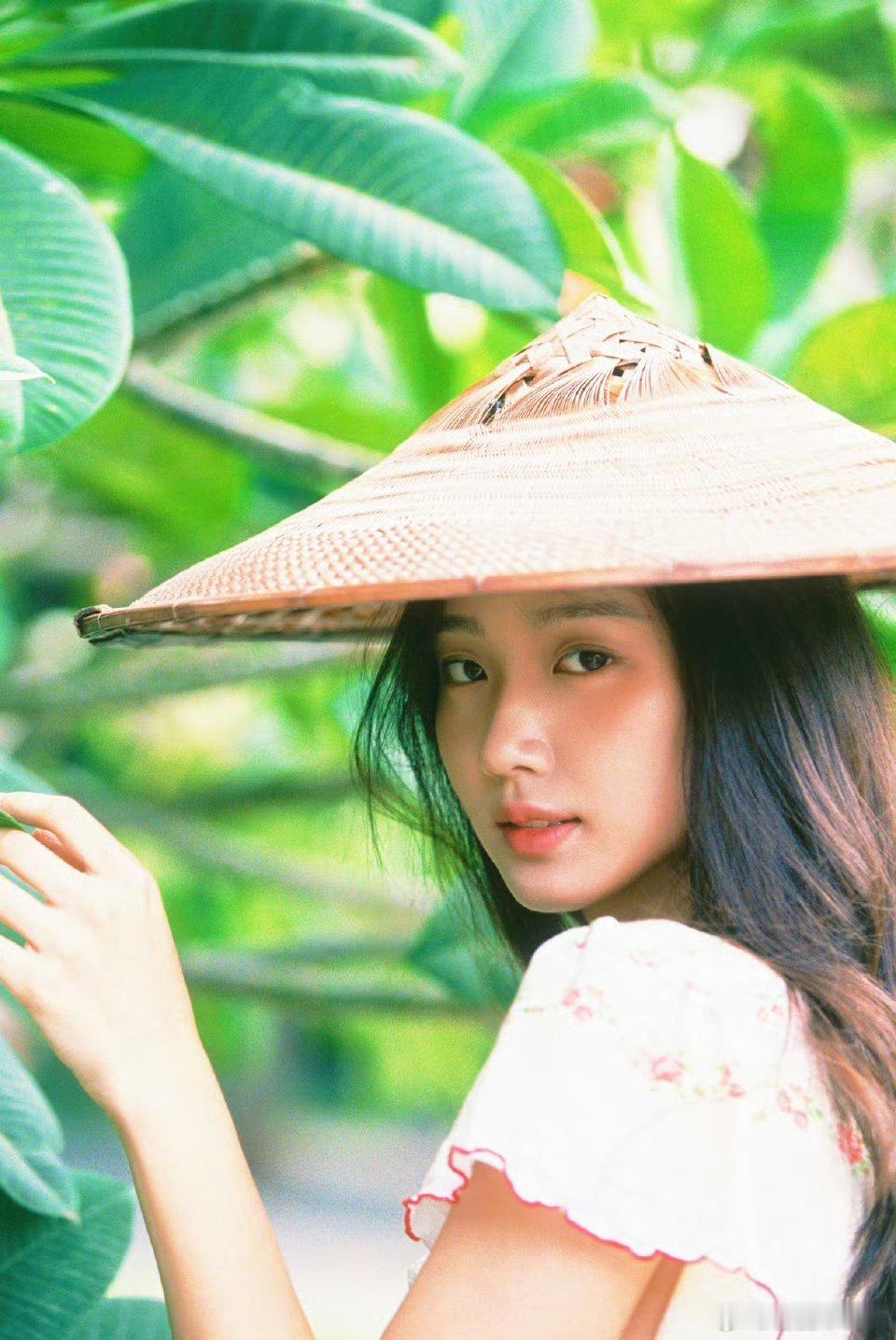卢昱晓好适合拍田园写真[捂眼睛][捂眼睛]有种少女日系感觉好氧气女孩👧🏻​​​