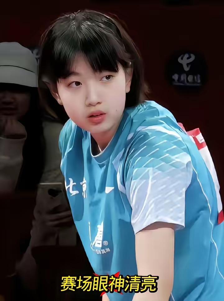 国乒又出现一位美女新星！在太原常规挑战赛赛场上，有一个小队员引人关注，她不仅球打
