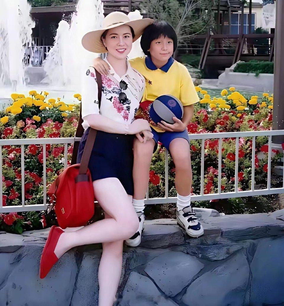 成龙的眼光确实没得说，林凤娇那是真的美，而且这审美放到现在也不过时。林凤娇出身不