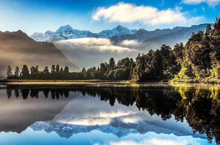 此景只应天上有，岂知身在妙高峰。这样的美景是在新西兰的一个湖泊拍的，你看蓝天白云