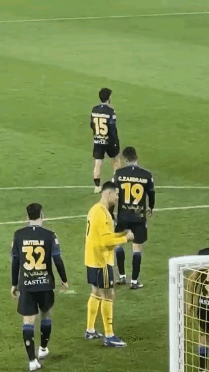 梅西是表演赛，C罗也是表演赛。梅西的表演赛，观众在鼓掌。C罗的表演赛，观众在